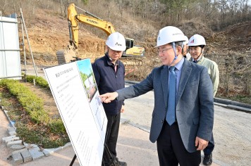 김진열 군위군수, 삼국유사테마파크 주요사업  공사 현장 방문