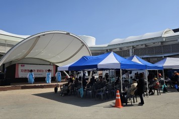 『“자원봉사가 꽃피는 오일장” 행사 군위읍 전통시장 진행』